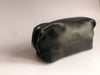 Necessaire hombre caballero Bolsa para viaje Piel Canela color negro negra Elaborada por manos Mexicanas koon artesanos mexicanos ideal para viajar y para excursiones lleva tus articulos de viaje de baño piel de res mendele